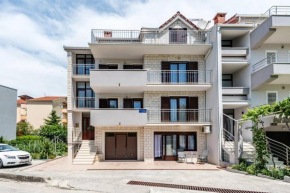 Отель Apartments Silvi  Подстрана